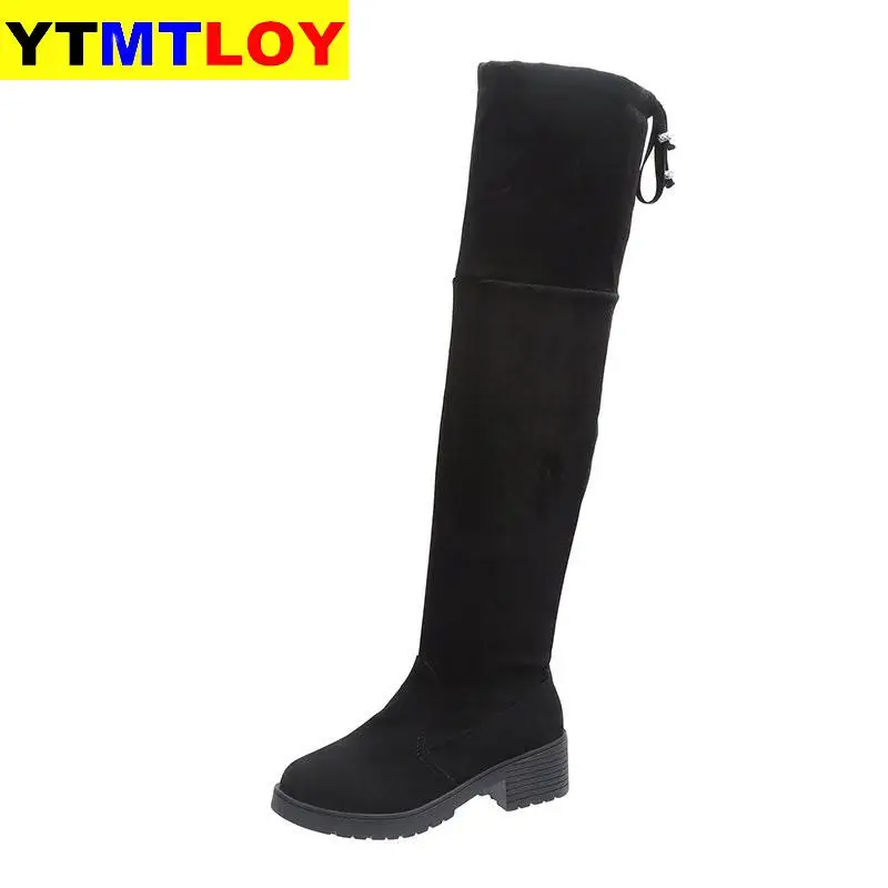 На высоком не сужающемся книзу массивном каблуке длинные черные с круглым носком