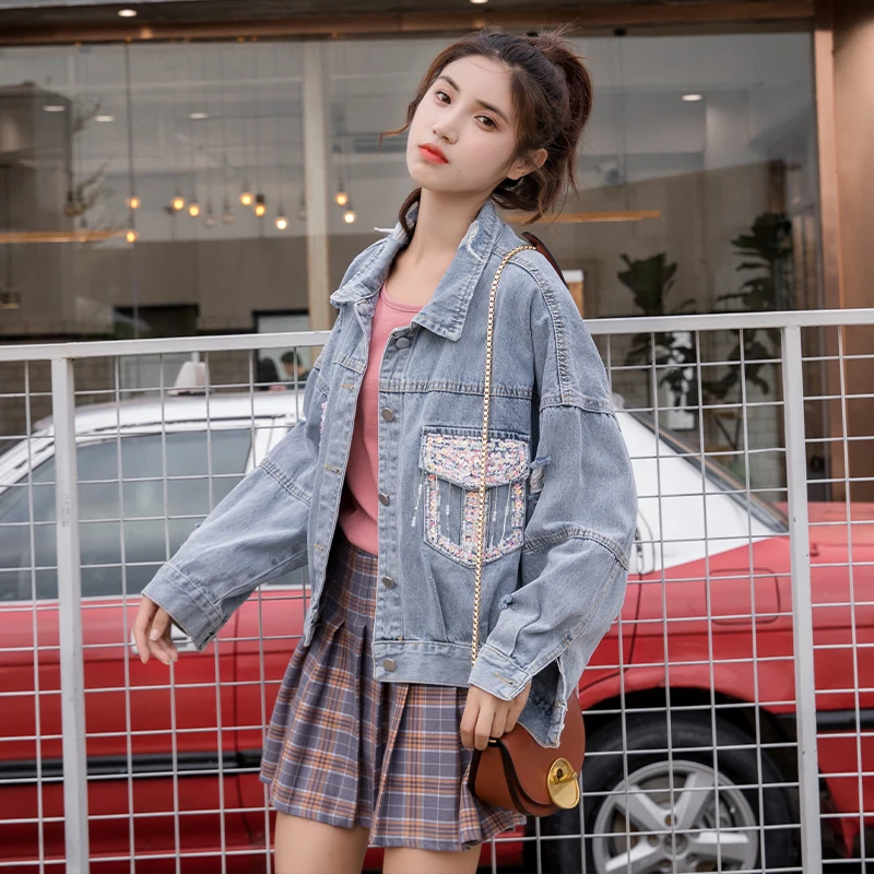 Женская джинсовая куртка с блестками свободная длинным рукавом и дырками в стиле