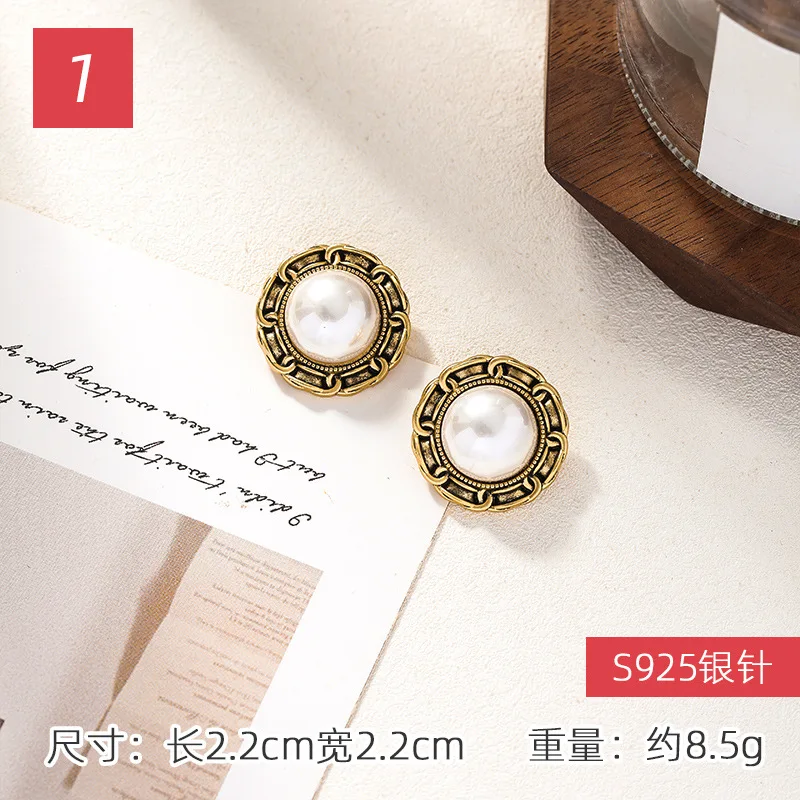 

Zeojrlly Metal Women Vintage Stud Earrings French Retro Palace Baroque Earrings Winter Pearl Simple Korean Fashion Jewelry