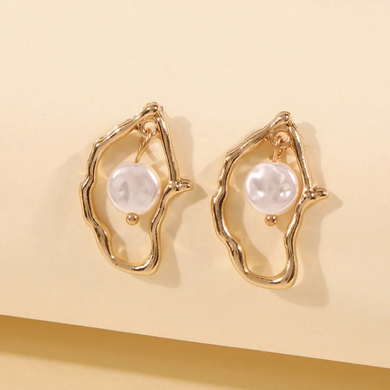 

Fashion Style Irregular Pearl Earrings Temperament Earrings