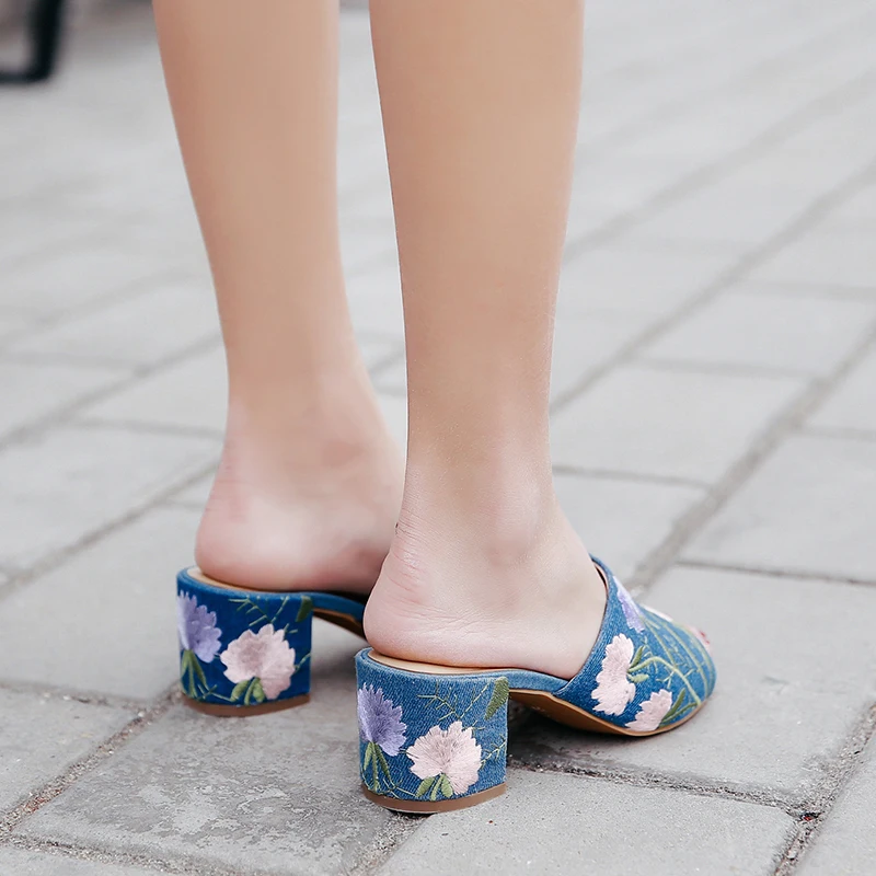 

Donna-in Chucky Heel Summer Sandals for Woman 2021 New Embroidery Flowers Denim Beach Slippers Peep Toe Slides Female Shoes