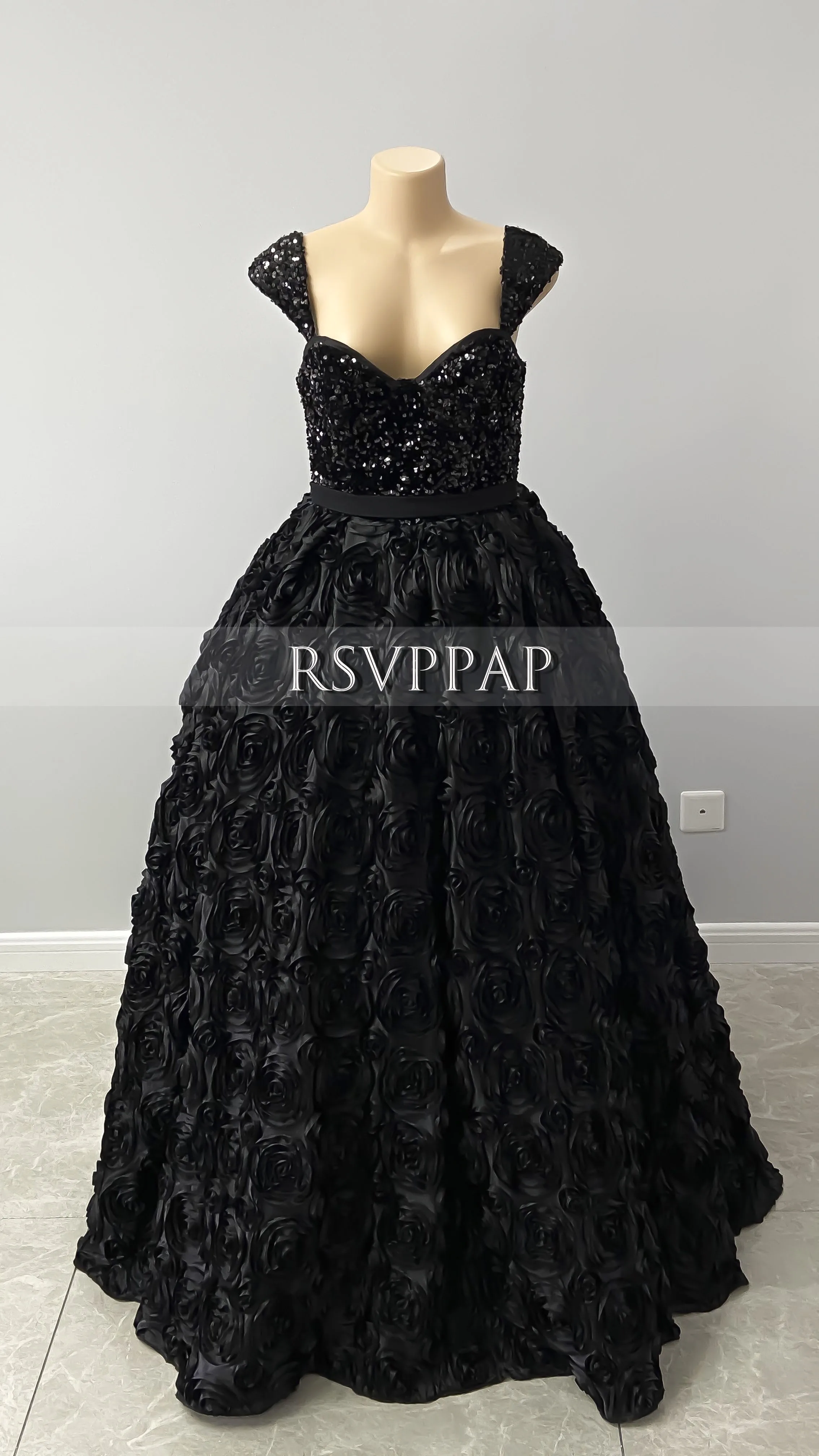 Женское длинное вечернее платье черное элегантное Пышное кружевное с рукавами