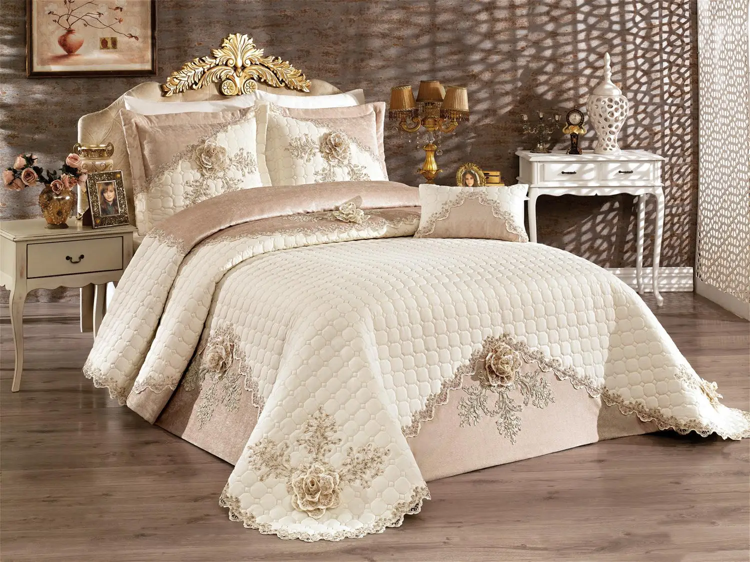 

Dowries Bed Cover Glperi Cream Cappucino