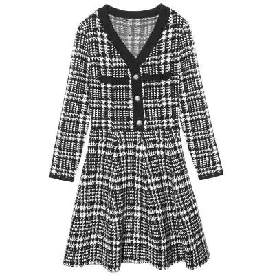 

Autumn and winter new mid length scheming women's Korean version of slim V-neck small fragrance base skirt knitted dress women
