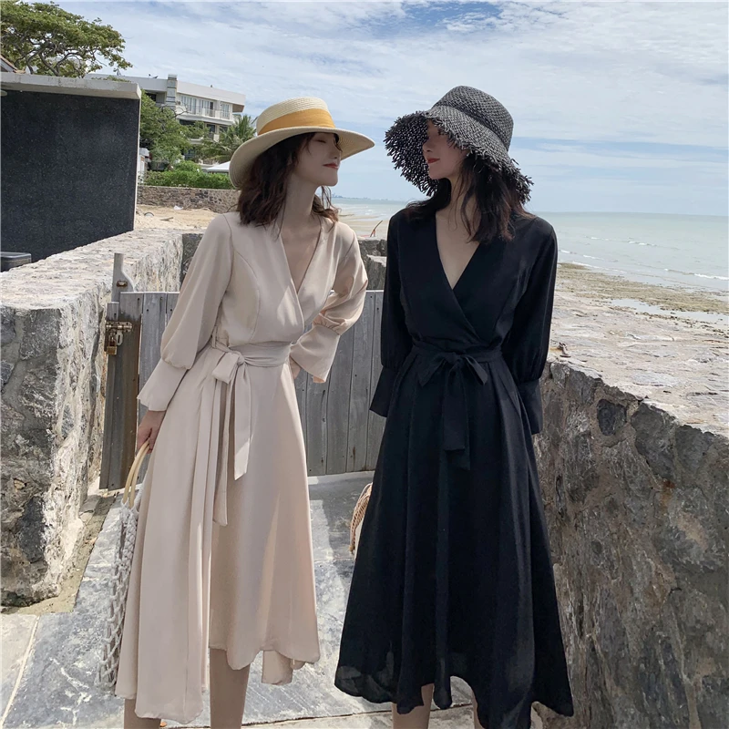 Женское свободное платье с широким поясом однотонное до колена V-образным