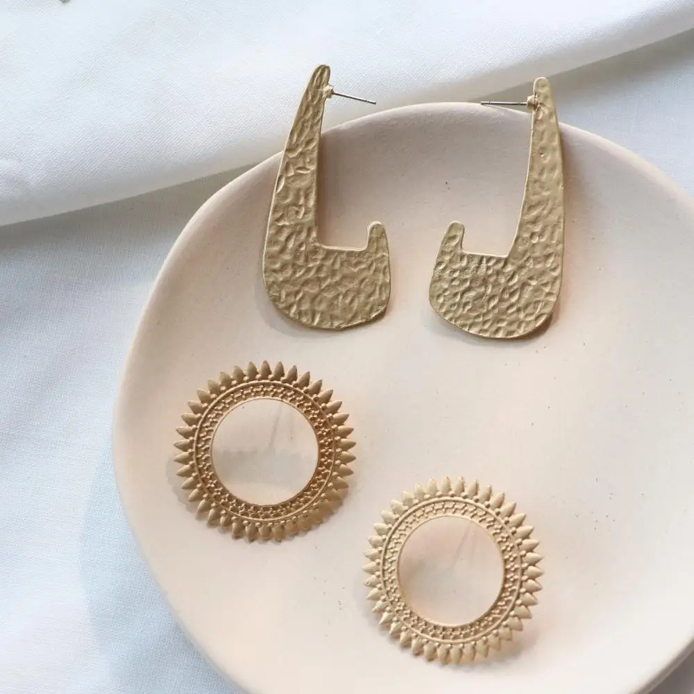 Модные эффектные геометрические матовые золотые серьги от солнца для женщин