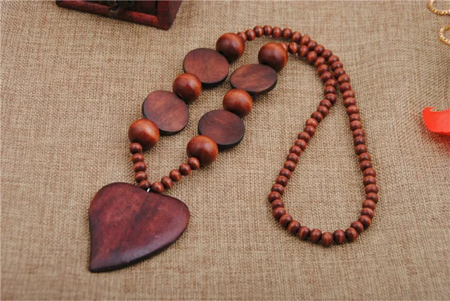 Ожерелье женское с деревянными бусинами, в виде сердца