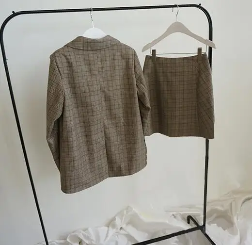 Женский офисный костюм-двойка элегантный однобортный пиджак в клетку и короткая