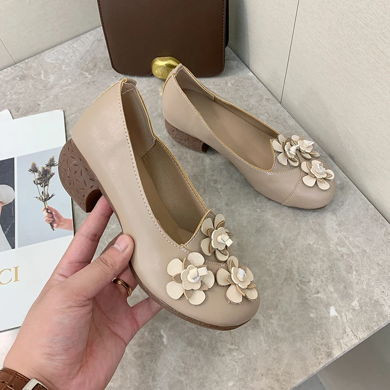 

Туфли женские кожаные на толстом каблуке, пикантные лоферы, цветочное украшение, круглый носок, темпераментная обувь для женщин среднего во...