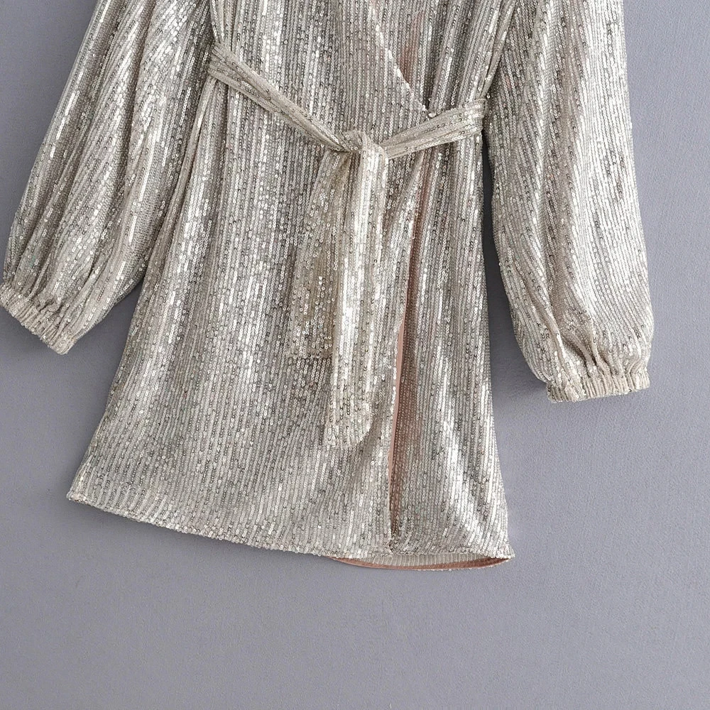 Соблазнительное серебристое платье с блестками и глубоким v-образным вырезом