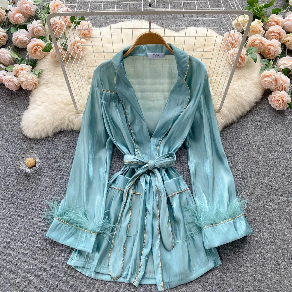 Женский плащ в стиле пэчворк с длинными рукавами и перьями