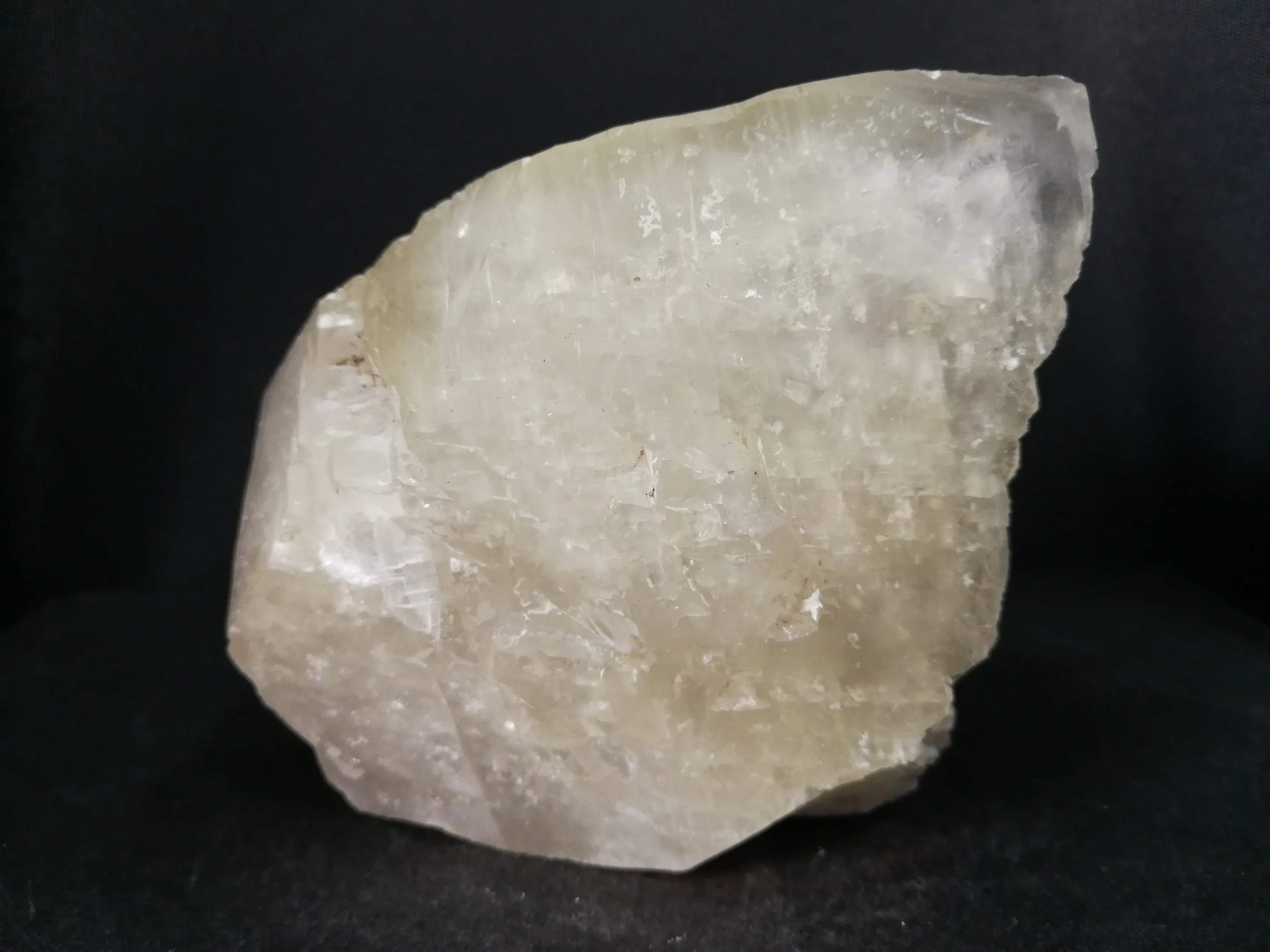 

1068.5gNatural calcite mineral crystal specimen, home furnishing