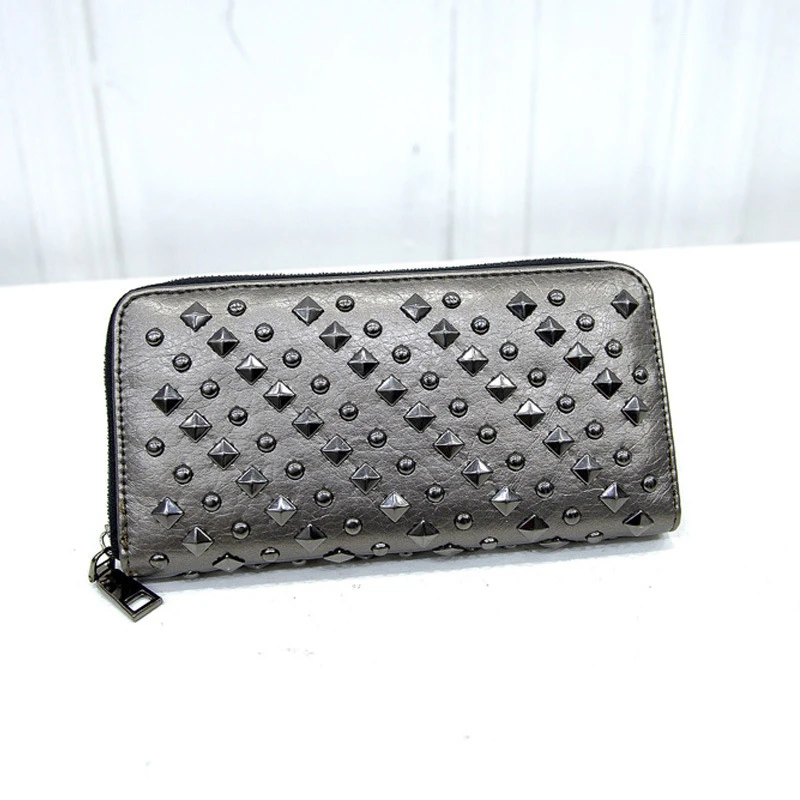 

Ladies Long Hand Hold Fashion Retro Rivet Personalized Mobile Wallet