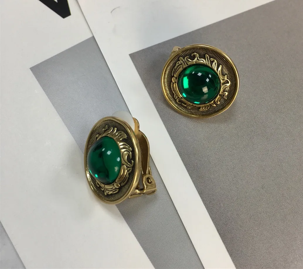 

luxurytreasury vintage Brass relief texture, emerald natural zircon round ear clips,fasion,luxury,women,gifts,high quality,girls