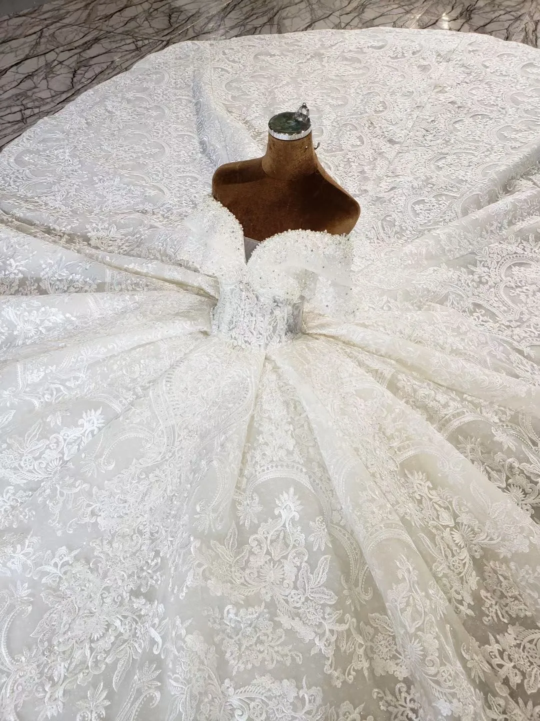 2021 New Arrivals Luxurious Lace Wedding Dresses Sleeveless Sweatheart Neckline Lace Ball Gown Bridal Dresses Robe De Mariee