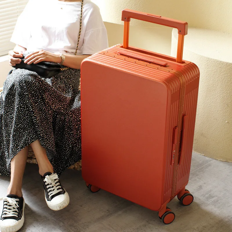 

Летний серебристый СРЕДНИЙ дорожный ручной чемодан