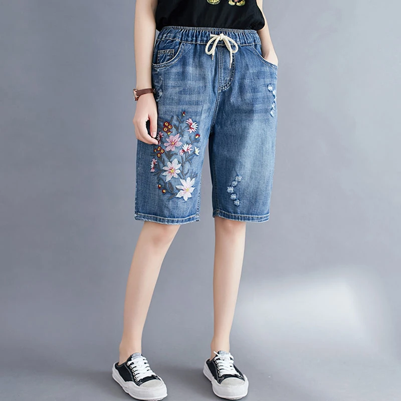 

Women Summer Knee Length Casual Jeans New 2021 Vintage Style Floral Embroidery Elastic Waist Female Straight Denim Pants S3945