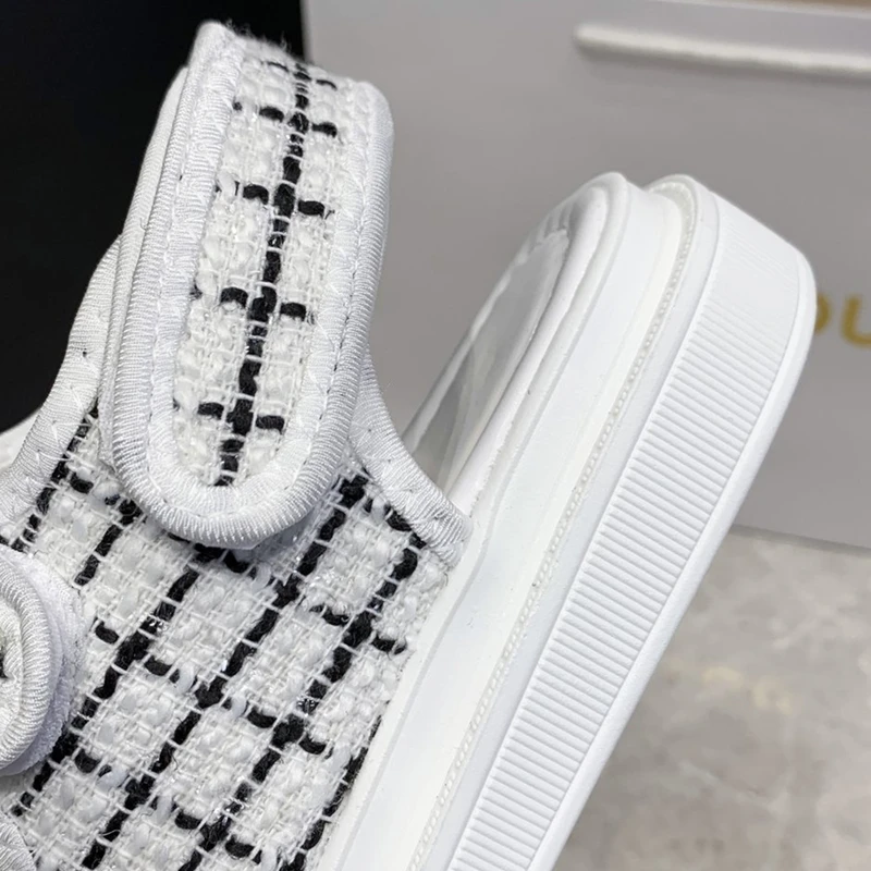 

New women's sandals in summer 2021 black flat bottom schoolgirl Thick soled shoes Striped grid Retro Rome Beach shoes 42 yards