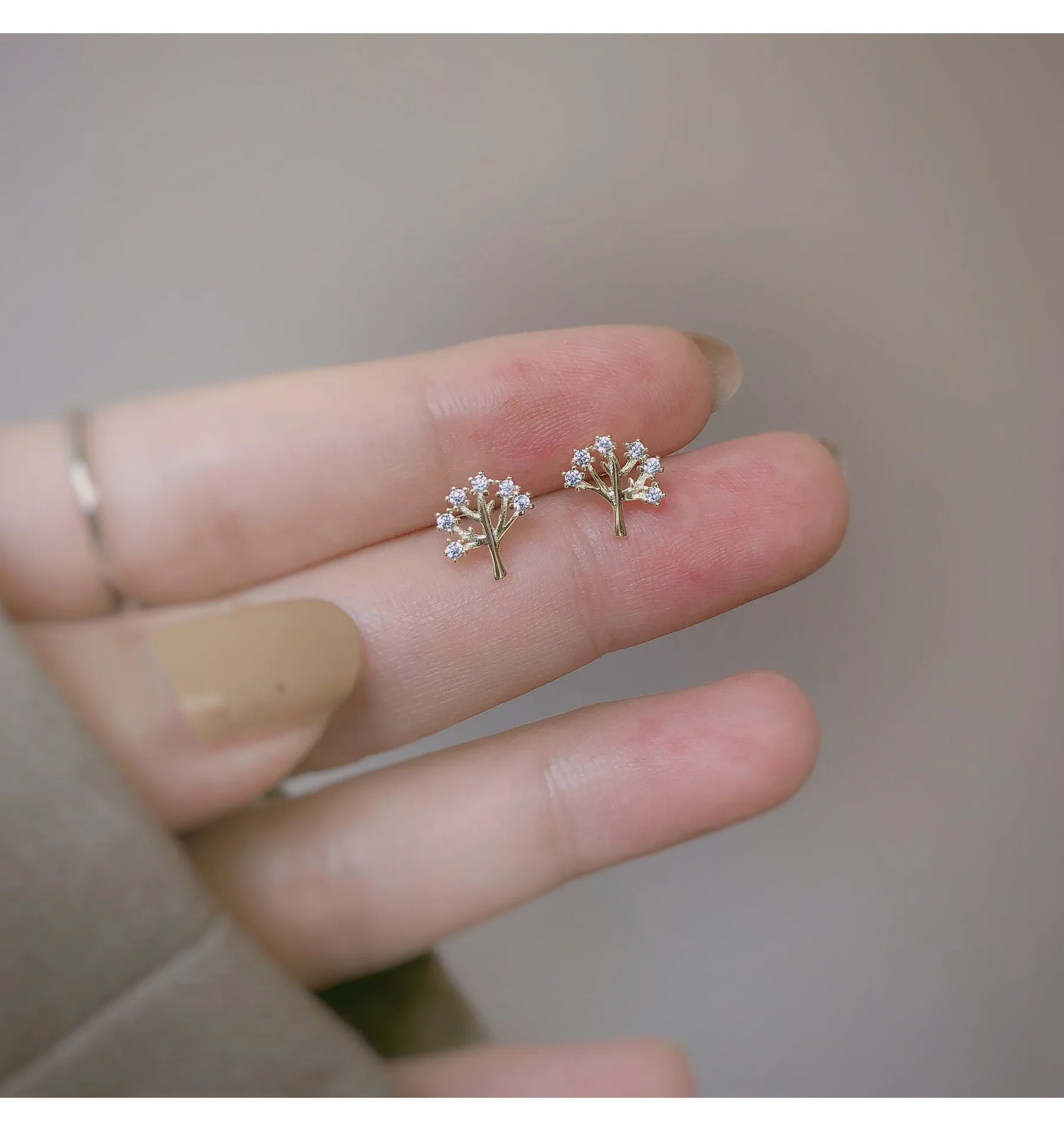 

Серьги женские из серебра 925 пробы с простым паве стразов