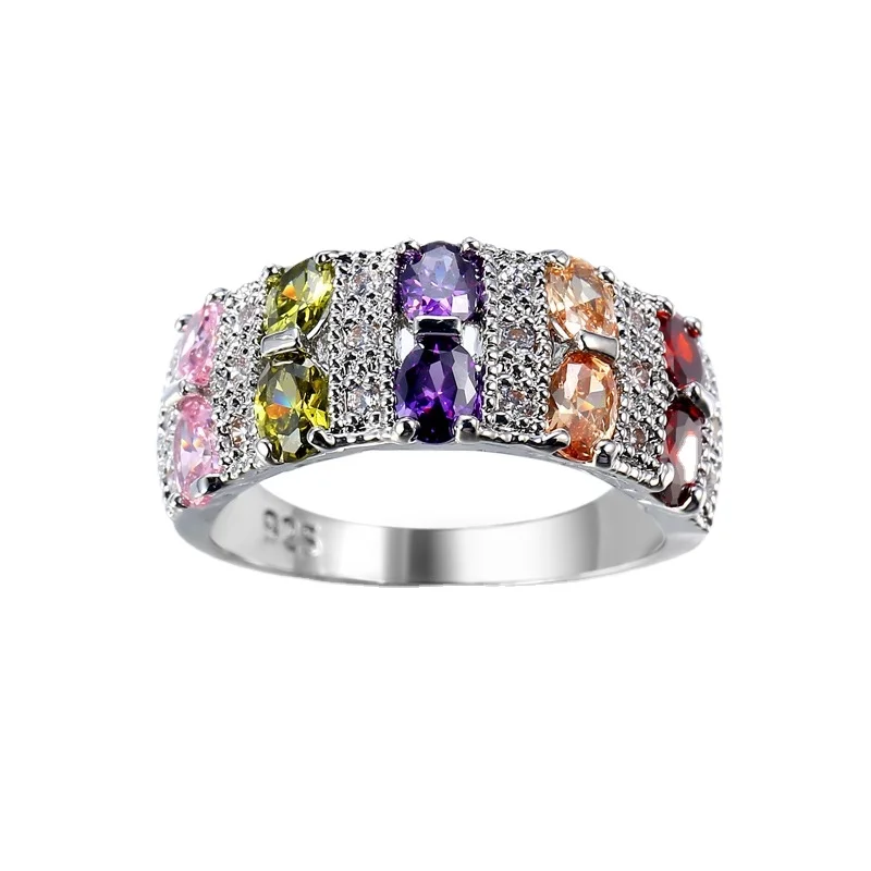 Женское кольцо серебряного цвета с фианитом 1 шт. |