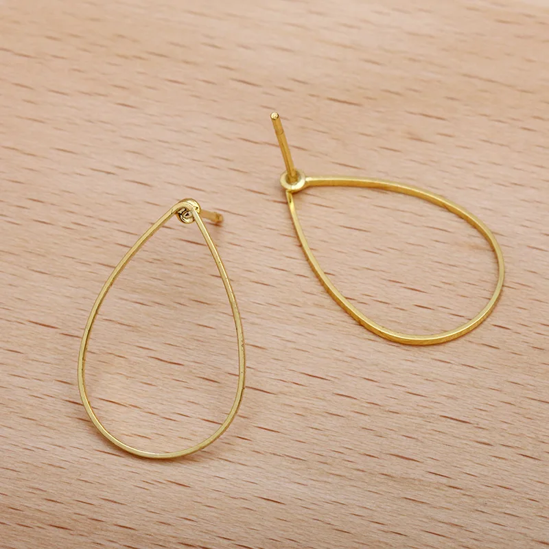 100 шт. пустые серьги гвоздики золотистые с открытой спиной треугольные