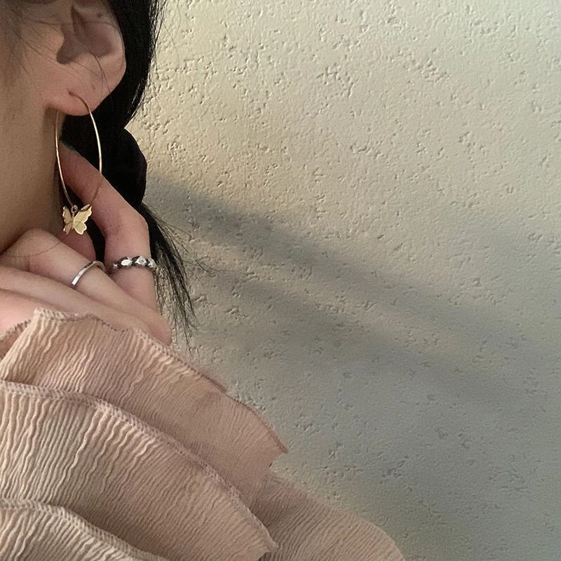 

Ladies Beautiful Bow Hoop Earrings Classic Boutique Butterfly Earrings 2021 Fashion Big Hoop Earrings