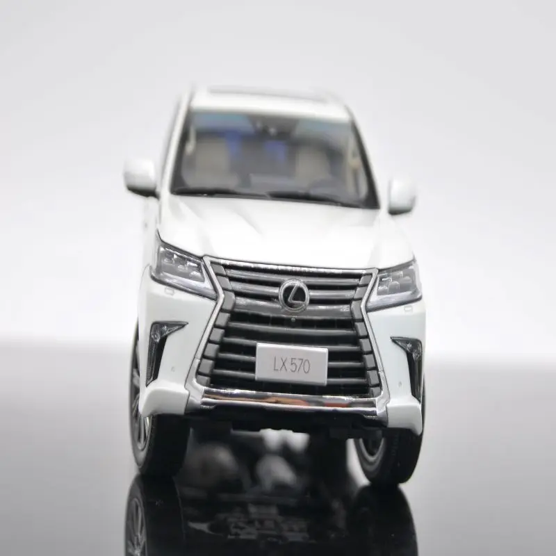 

Модель литая автомобиля 1:18 Lexus LX570