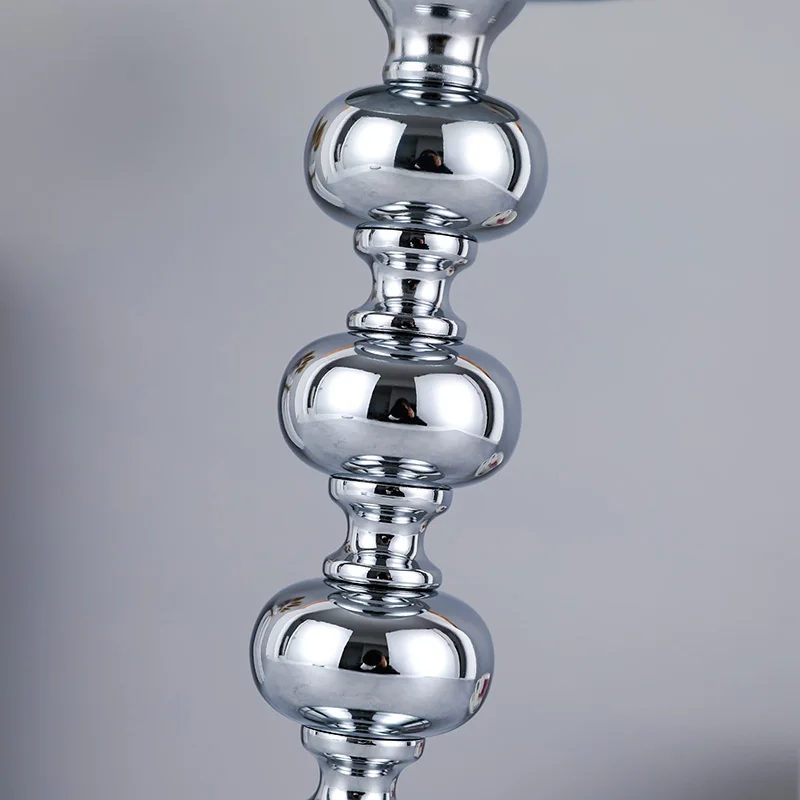 С украшением в виде кристаллов подсвечник для свечи столба используется свадьбы