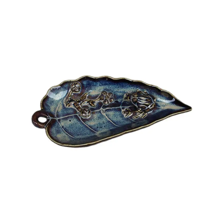 

Chinese Old Porcelain Blue Glazed Porcelain Frogs Brush Wash
