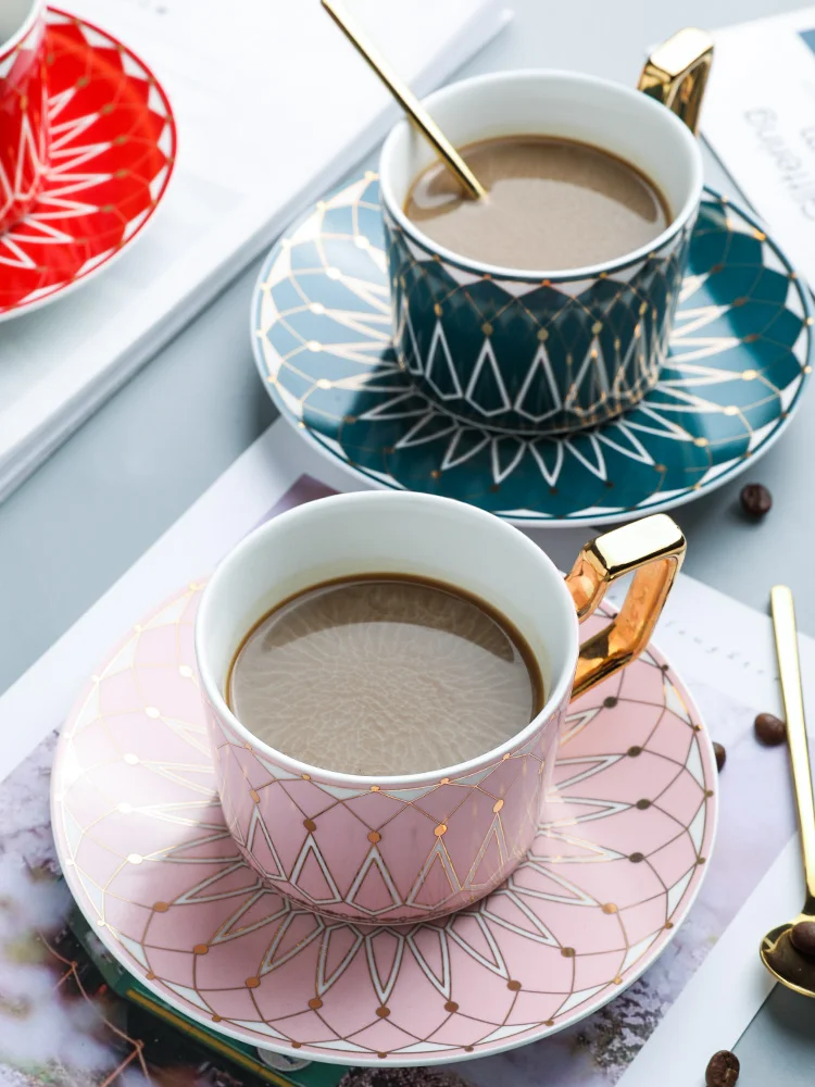 

Bone China Coffee Cup Royal Classic Ceramic Tea Luxury Black Tea Cup Dish Tablewar Set Kubek Wedding Housewarming Gifts EE50BD