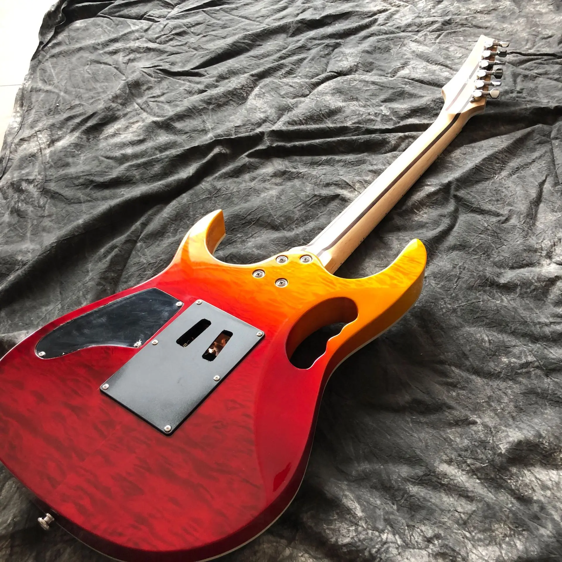 

new arrival electric guitar,handmade 6 strings gitaar, and maple fingerboard , high quality pickups, fast shipping