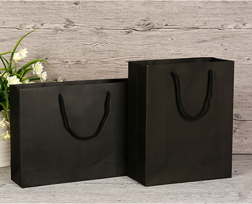 Подарочный пакет из черной бумаги с бесплатной печатью и монохромным логотипом