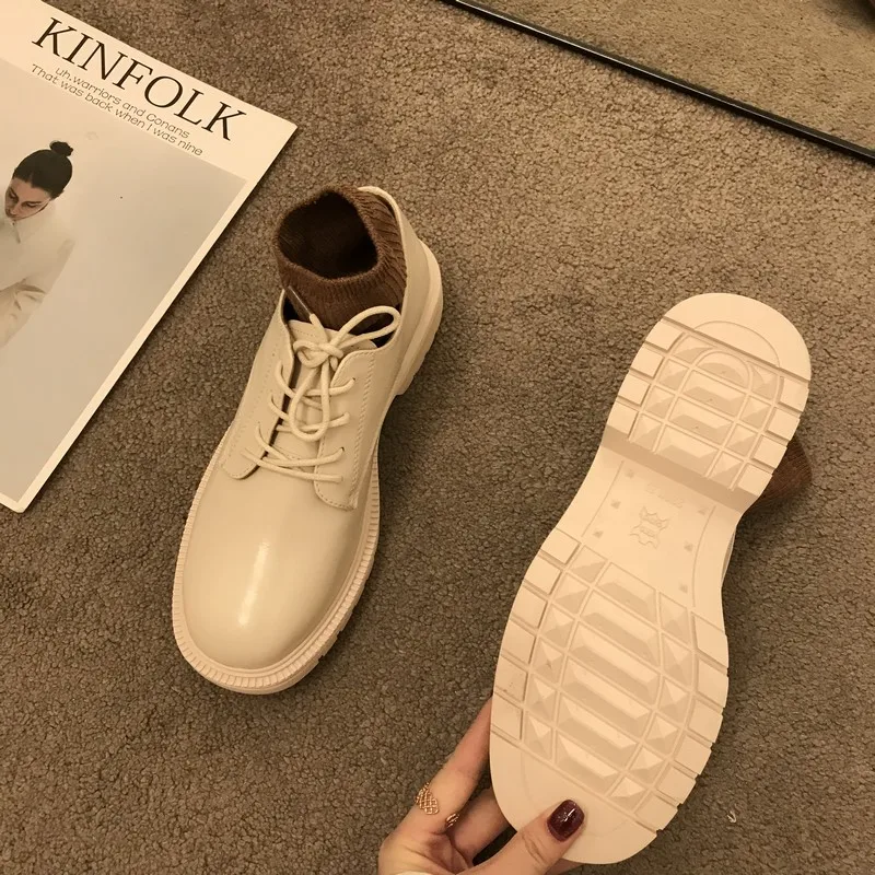 Женские туфли-оксфорды из лакированной кожи в британском стиле лоферы на