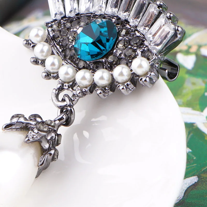 Женская брошка TODOX из сплава золота и цинка с кристаллами в виде птиц-пауков |