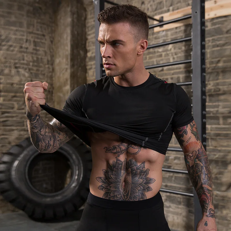 Высокие эластичные мужские футболки с капиллярами для отвода влаги спортивные