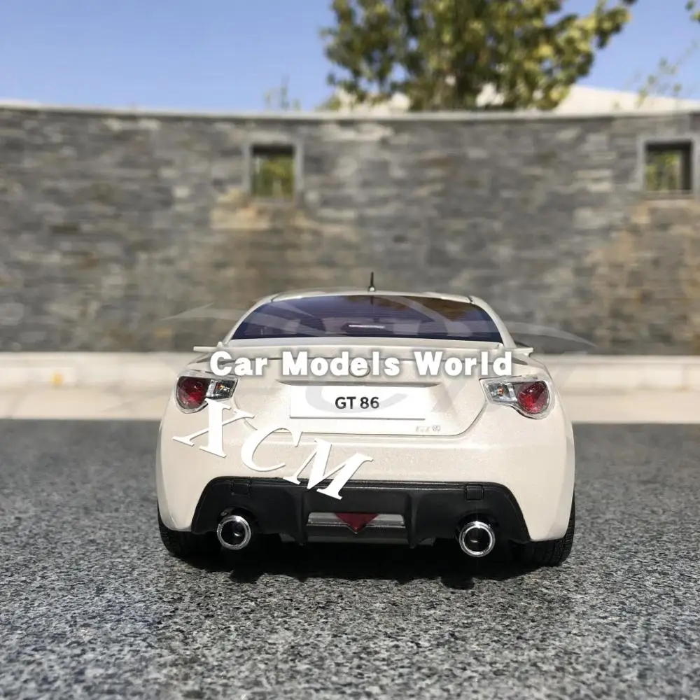 Литая под давлением модель автомобиля век Дракон GT86 GT 86 1:18 (белый) + маленький