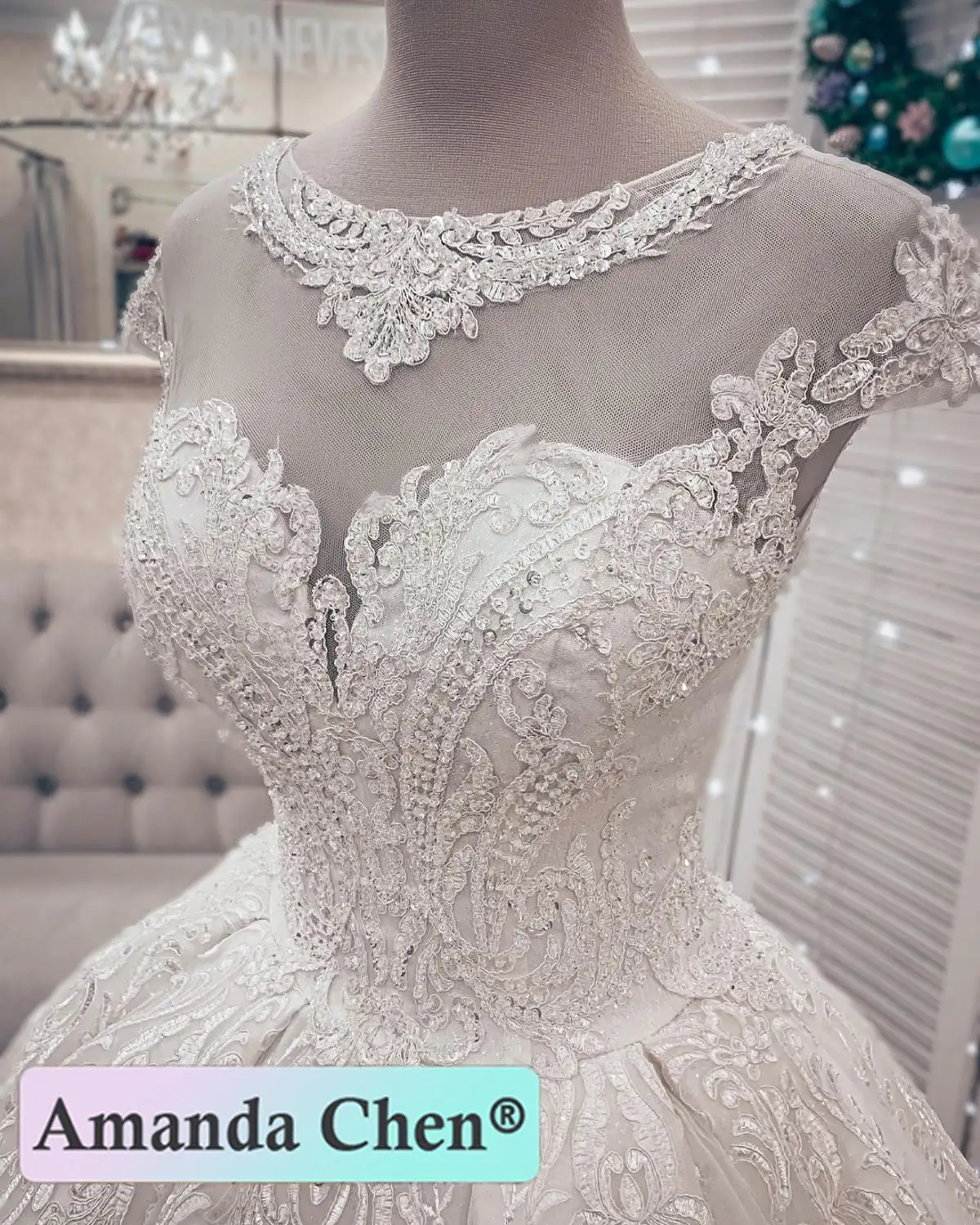 Кружевное бальное платье с рукавами-крылышками и аппликацией свадебное новинка