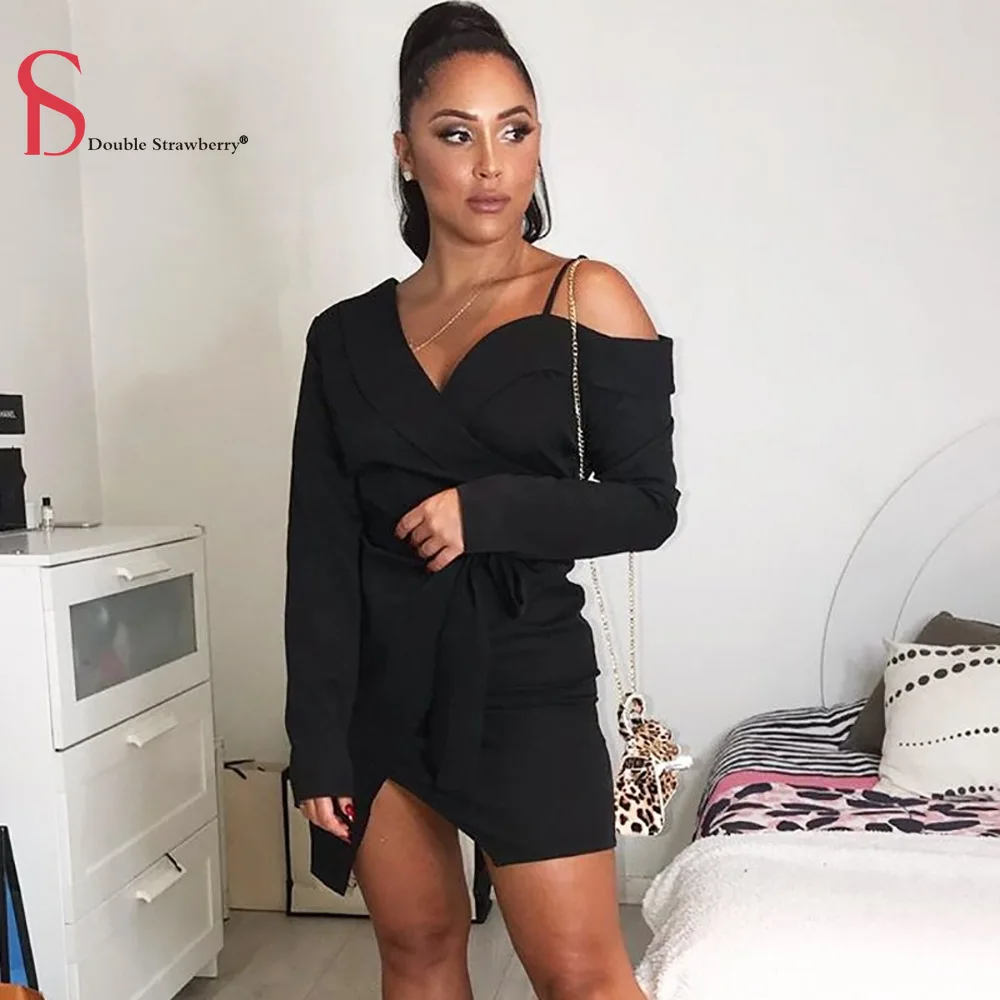 Женское клубничное платье на бретельках однотонное с глубоким v-образным вырезом