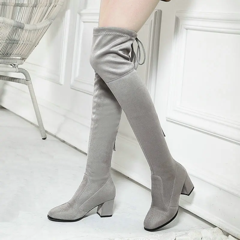 Красные серые черные эластичные сапоги на не сужающемся книзу массивном каблуке