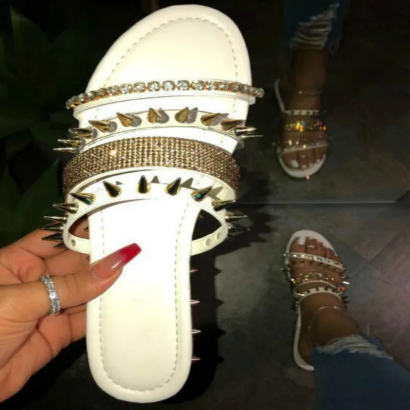 

Summer 2020 Fashion Women Rivet Rhinestone Buckle Sandals Outside Wild Beach Slippers Ladies Leisure Home Travel Flip Flop