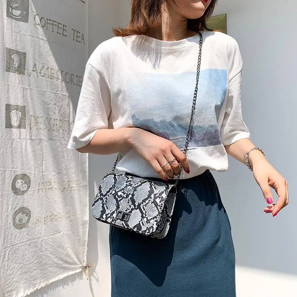 Женская сумка мессенджер с змеиным принтом маленькая квадратная через плечо из