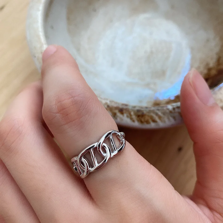 Женское кольцо из серебра 925 пробы с двойной цепочкой и широким боковым