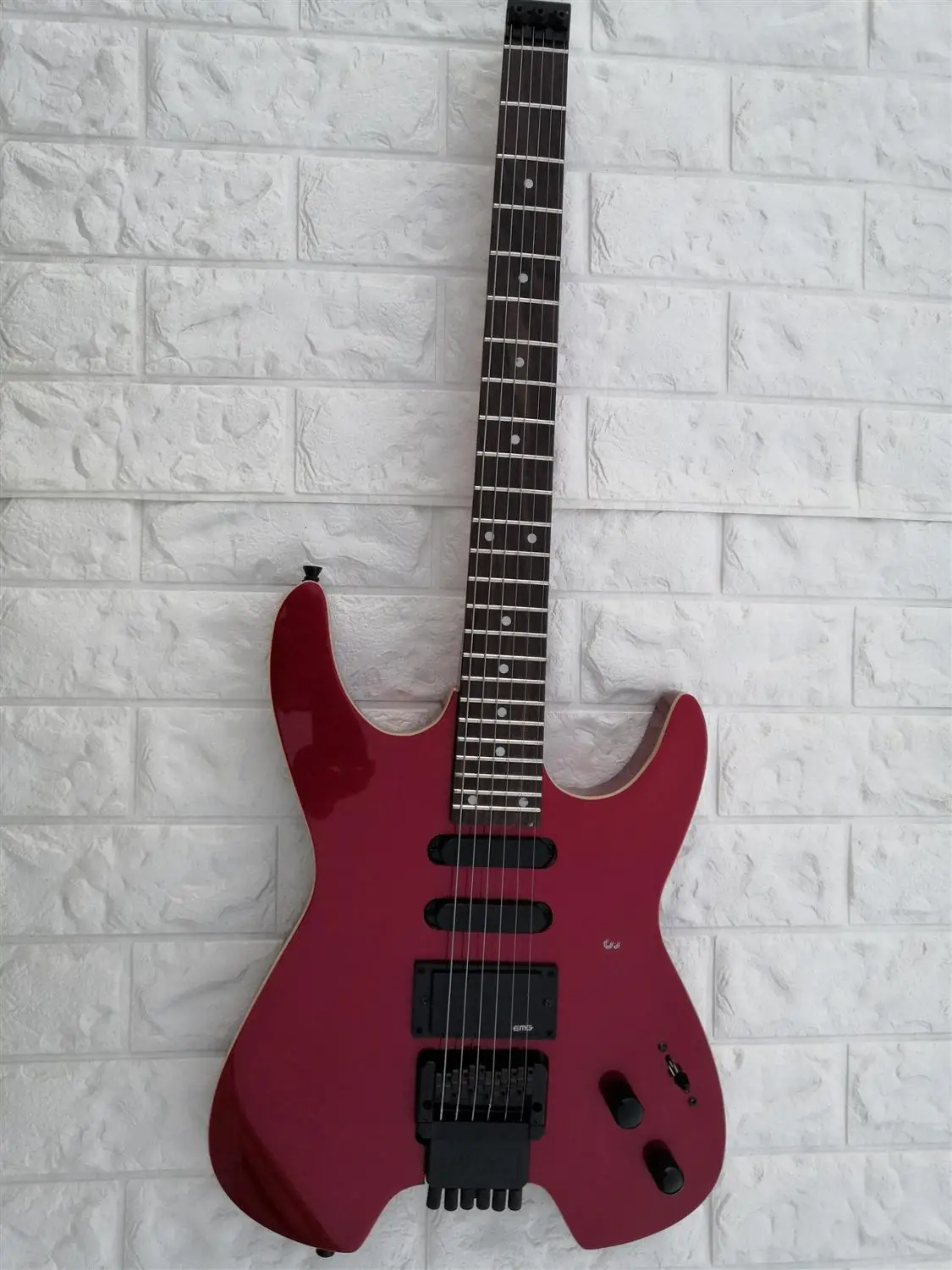 Безголовый темно красное дерево тело электрогитара HSS пикапы белый в возрасте