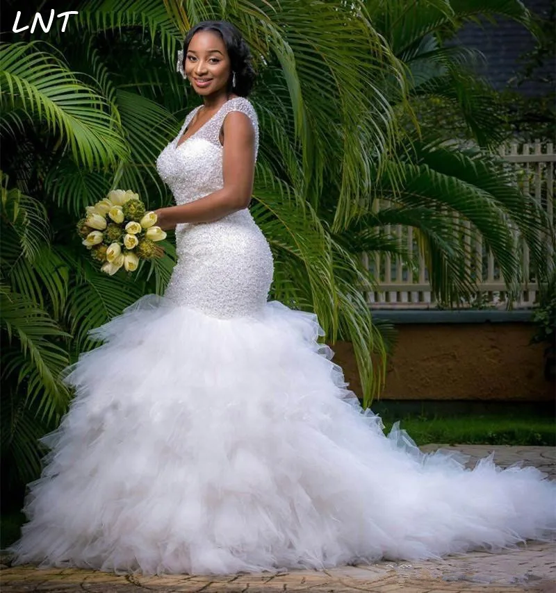 Женское платье с V-образным вырезом и юбкой в несколько рядов | Свадьбы торжества