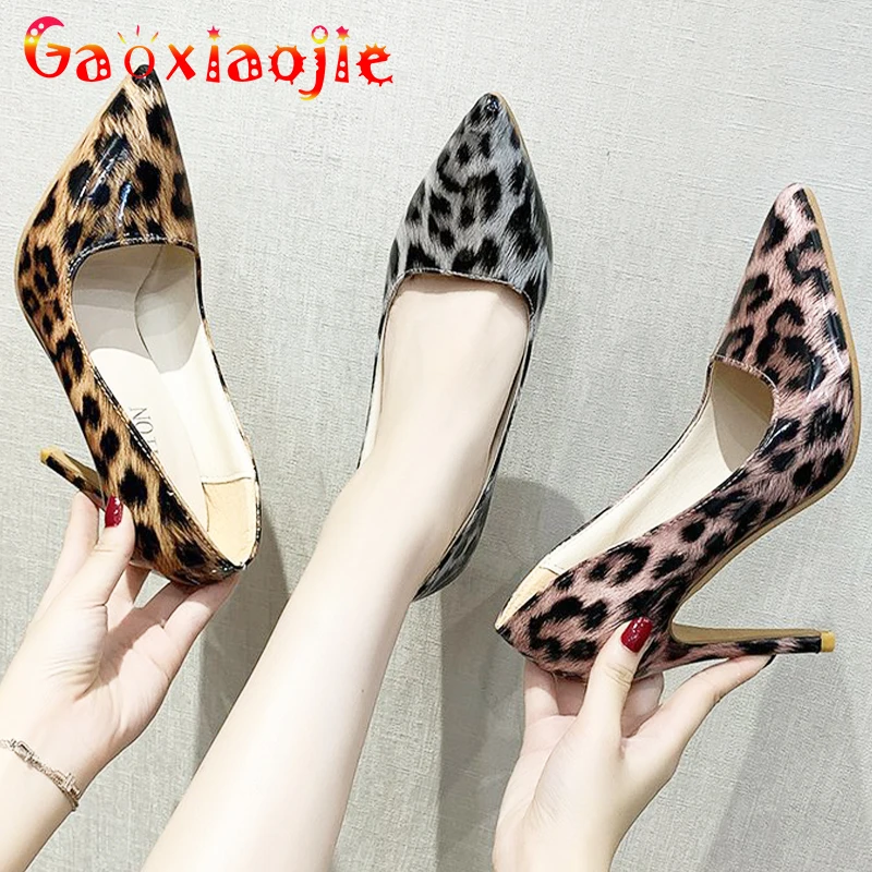 

Женские туфли-лодочки с острым носком, на очень высоком каблуке