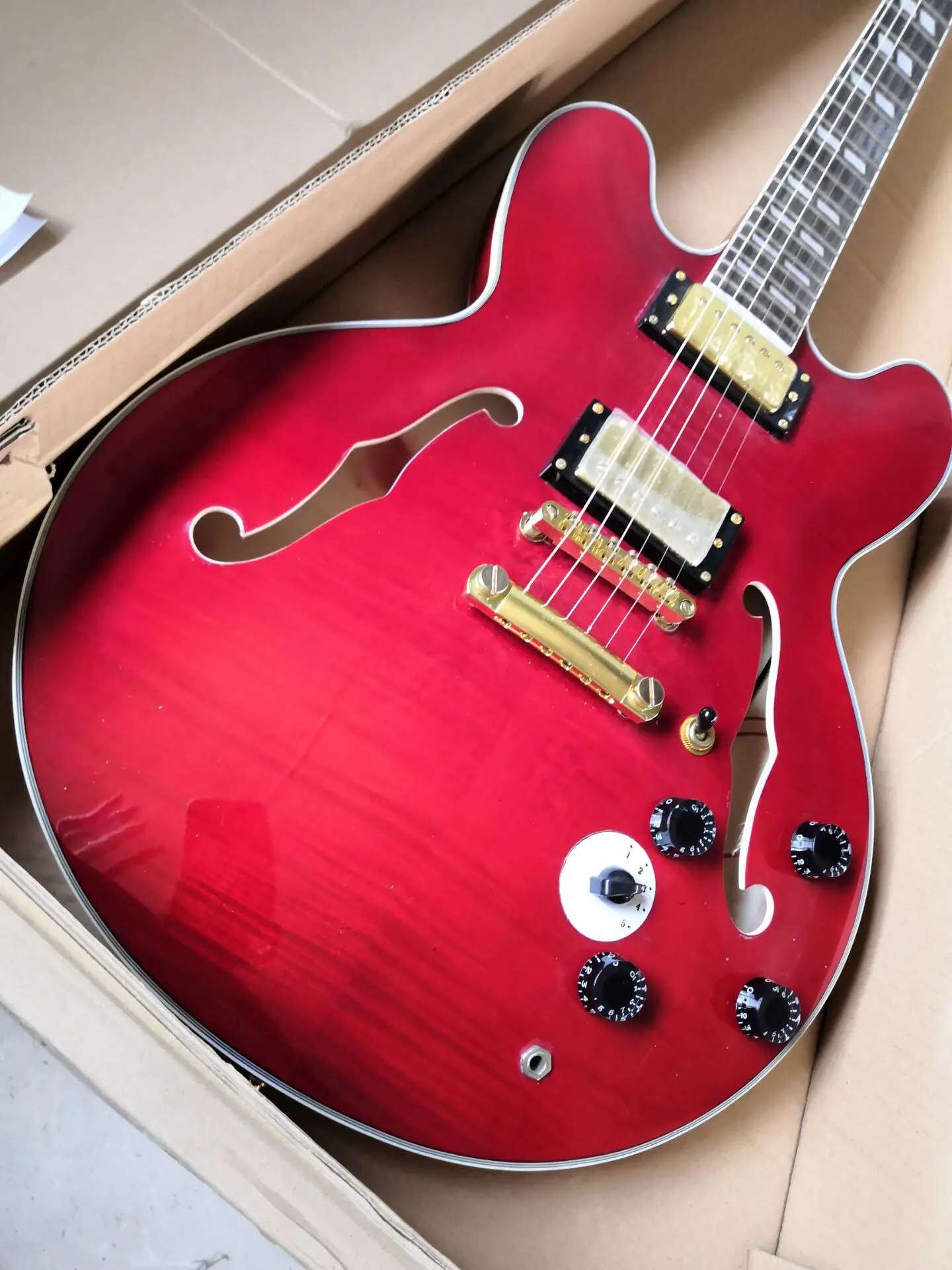 

Бесплатная доставка под заказ красная джазовая электрическая гитара Профессиональная Гитара 6 струн электрическая гитара с полым корпусом...