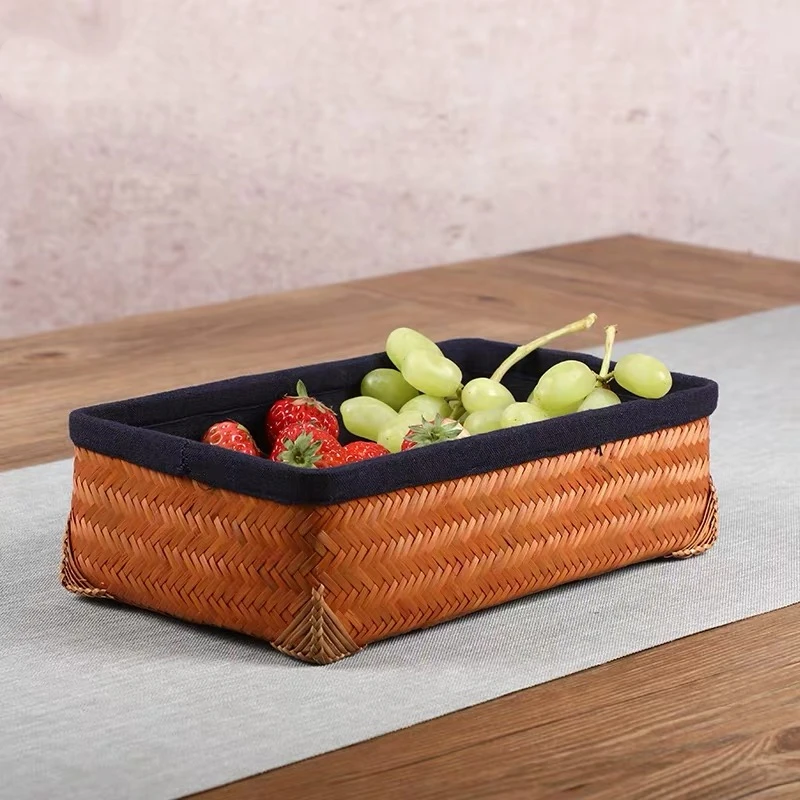 Хранение набора чая: коробка изготовленная из легкого коричневого прямоугольного бамбука в китайском стиле для простого хранения конфет, фруктов и закусок домашнего использования.