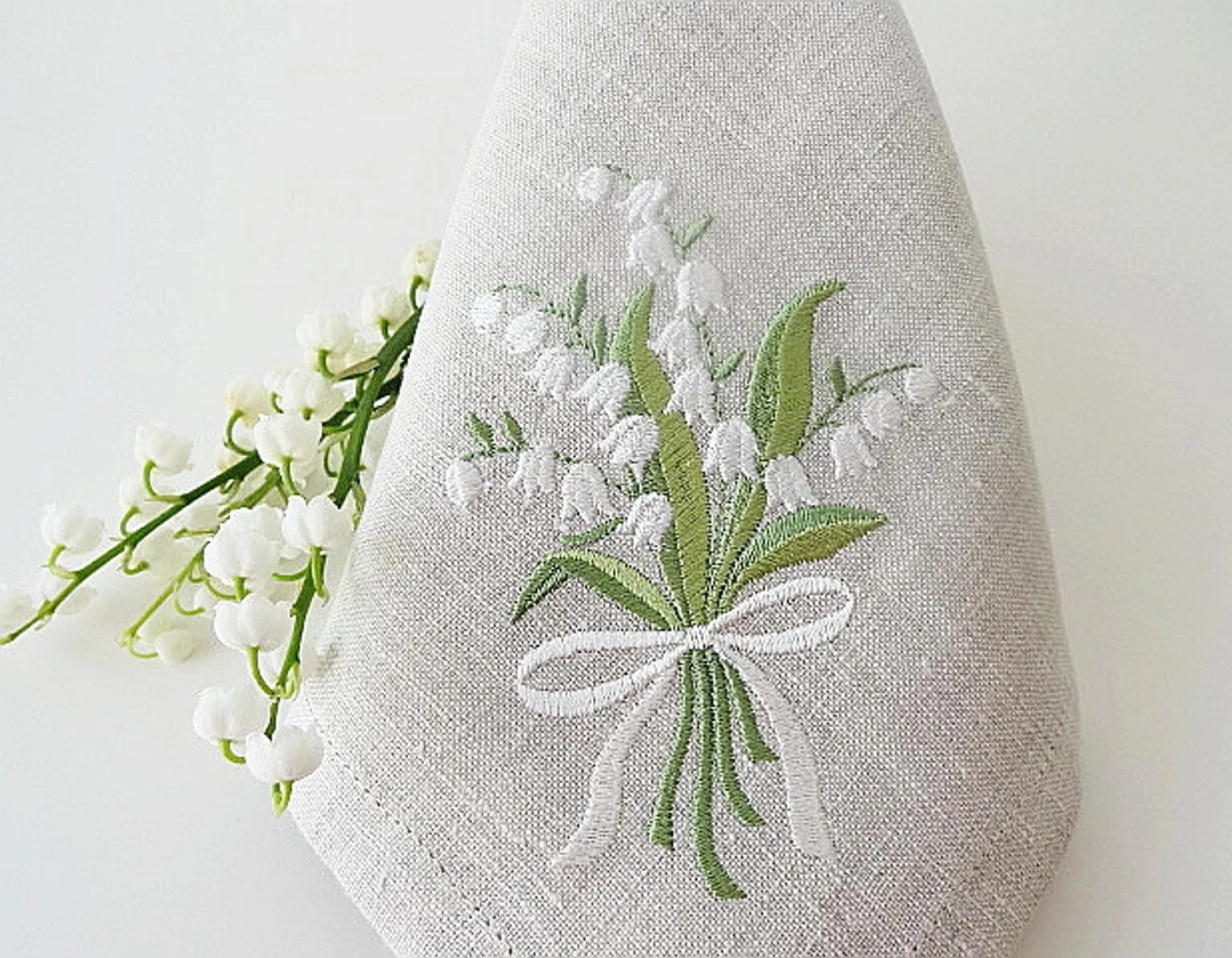 @Lily of the valley, Flower Embroidered linen look napkins, placemats, table mats, Hotel, airbnb, restaurant 40x40cm