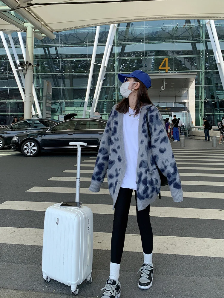 

Женский пуловер с леопардовым принтом на осень и зиму