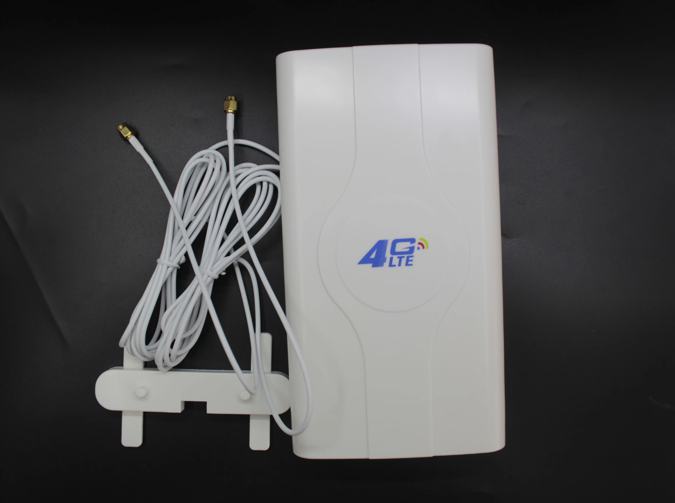 Роутер Huawei B593 B593s-12 с поддержкой 4G LTE 150Mbps, разъемом для SIM-карты, антенной и 4 LAN-портами.